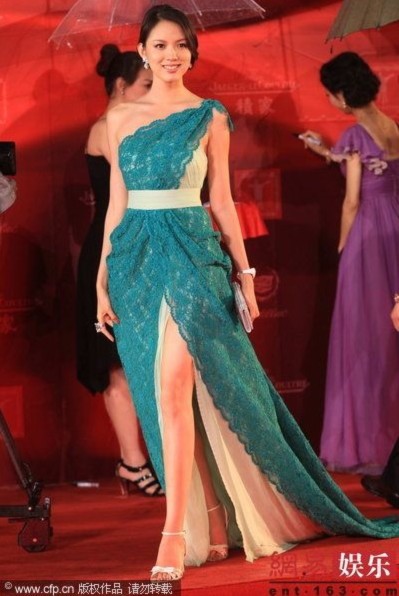 Hoa hậu Trương Tử Lâm khoe đôi chân thon dài.