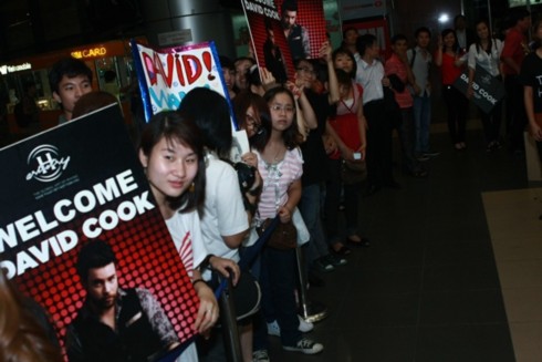 Dù là buổi tối và ở Hà Nội trời mưa lớn nhưng nhiều fan vẫn có mặt ở sân bay Nội Bài tối 14/6 để đón thần tượng người Mỹ.