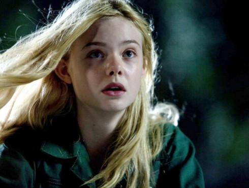 Diễn viên Elle Fanning thủ vai Alice trong phim. Ảnh: Paramount.