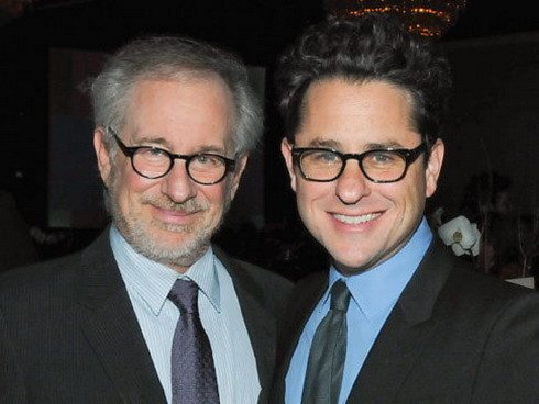 Steven Spielberg và J.J.Abrams, hai 'cha đẻ' của 'Super 8'. Ảnh: Paramount.
