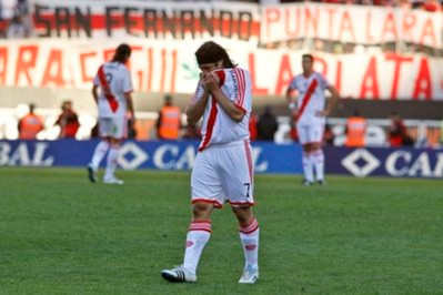Các cầu thủ River Plate buồn bã sau trận đấu.
