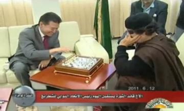 Gadhafi đấu cờ với chủ tịch liên đoàn cờ vua thế giới