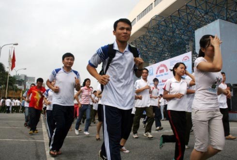 Đông đảo quần chúng nhân dân tham gia lễ phát động giải chạy báo Hà Nội Mới. Ảnh: Minh Phương.