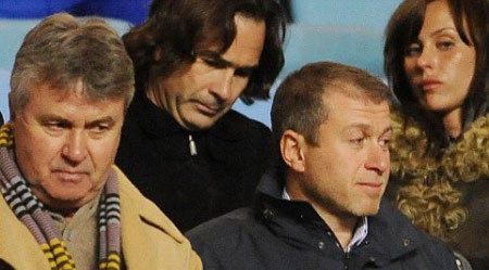 Hiddink (trái) có mối quan hệ mật thiết với Abramovich.