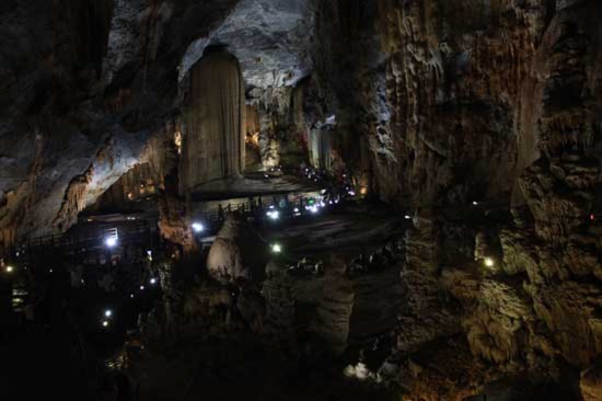 Trung tâm sách Kỷ lục Việt Nam đã công bố động Thiên Đường nắm giữ 3 kỷ lục Việt Nam. Đó là hang động khô có chiều dài nhất.