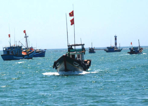 Các đội tàu ngư dân Quảng Ngãi khởi hành ra khơi. Ảnh: Trí Tín