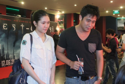 Vợ chồng Minh Tiệp ăn mặc rất giản dị, Thùy Dương còn để mặt mộc đi xem phim.