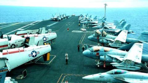 Chiến đấu cơ trên tàu sân bay USS John C.Stennis - một trong 10 tàu sân bay lớn chạy bằng nguyên tử của hải quân Mỹ - lưu đậu tại hải phận quốc tế Biển Đông, cách phía nam Côn Đảo (Việt Nam) 250