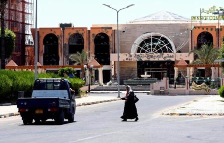 Cảnh đổ nát trên đường phố Libya do các cuộc không kích của NATO. Ảnh: AFP.