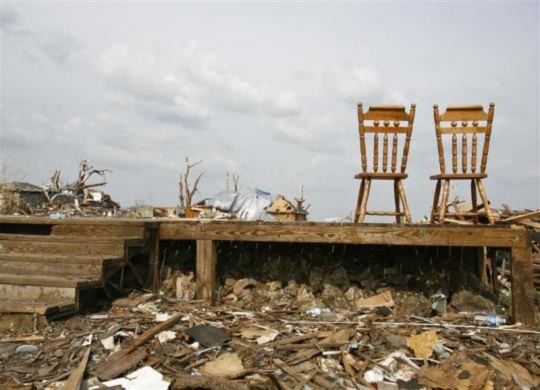 Một ngôi nhà chỉ còn hai chiếc ghế ăn sau thảm họa lốc xoáy ở Joplin vào ngày 22/5 vừa qua.
