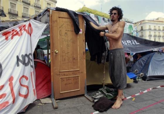 Những người biểu tỉnh cắm trại tại thủ đô Madrid để phản đối chính phủ đã không giúp quốc gia này thoát khỏi cuộc khủng hoảng kinh tế từ năm 2008.