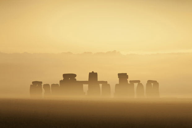 Stonehenge trong sương sớm.