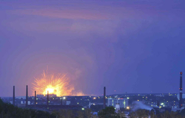 Một vụ hỏa hoạn xảy ra tại một kho chứa khoảng 10.000 tấn đạn pháo gần thành phố Izhevsk thuộc khu vực Volga của Cộng hòa Udmurtia, khiến cho hơn 12.000 người tại đây phải sơ tán khỏi khu vực nguy hiểm.