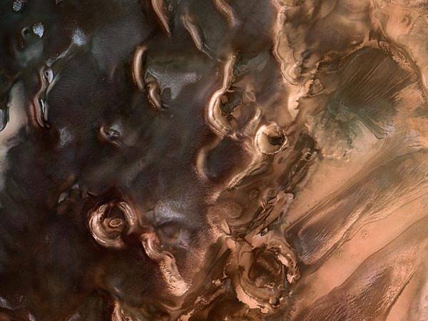 Tàu thăm dò sao hỏa Express của Cơ quan vũ trụ châu Âu (ESA) đã ghi lại được hình ảnh cực nam của sao Hỏa với bề mặt mấp mô như những khối hình học. Bức này được công bố trên tạp chí National Geographic vào ngày 7/6 vừa qua.