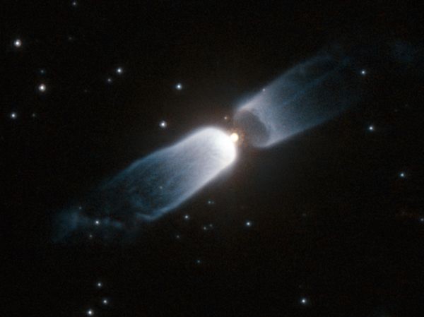Kính thiên văn Hubble ghi lại được hai vật thể sáng rực – một phần của một tinh vân IRAS 13208-6020 vừa được sinh ra. Giữa các ngôi sao trong tinh vân này là những lớp mây khí và bụi.