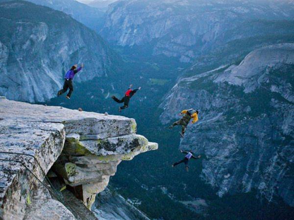 Một nhóm những người ưa thích mạo hiểm đã nhảy dù từ một vách đá ở Yosemite, Mỹ - Ảnh: Lynsey Dyer.