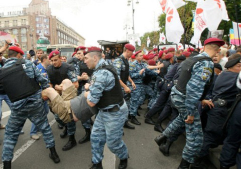 Cảnh sát và người biểu tình bên ngoài tòa án nơi xét xử Yulia Tymoshenko. Ảnh: AFP.