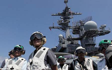 Giới chức Philippines lên thăm tàu sân bay Mỹ USS Carl Vinson ghé thăm Manila hồi tháng trước. Ảnh: AP.