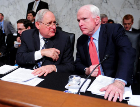 Nghị sĩ Carl Levin (trái) và nghị sĩ John McCain. Ảnh: UPI