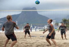 Sao Hà Lan dùng chân chơi bóng chuyền bãi biển