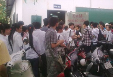 Sĩ tử khốn đốn với dịch vụ mùa thi