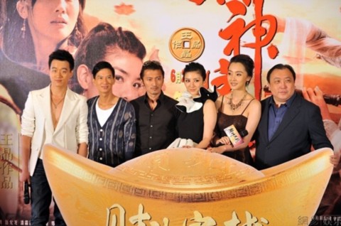 Đoàn làm phim God of Wealth Inn tại buổi ra mắt. Đứng cạnh Tạ Đình Phong là tài tử Trương Gia Huy (Nick Cheung).