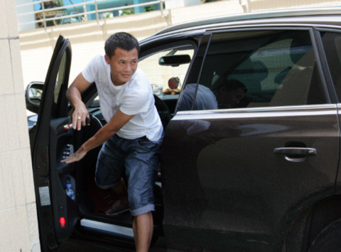 Thành Lương trầm trồ trước con Audi của Tài Em. Ảnh: An Nhơn.