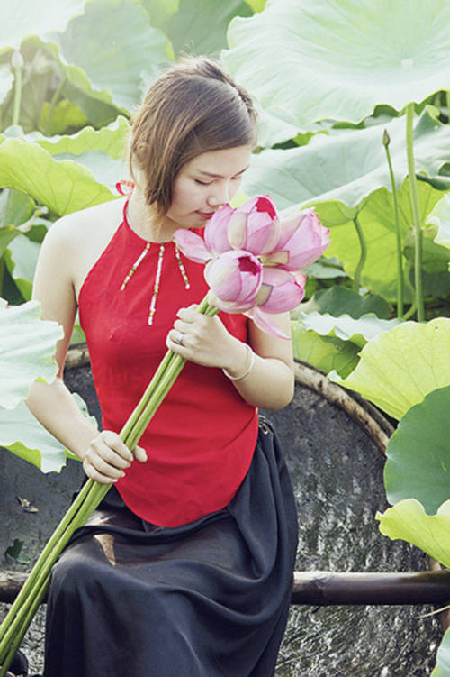 Thiếu nữ Hà Thành mặc áo yếm e ấp bên sen