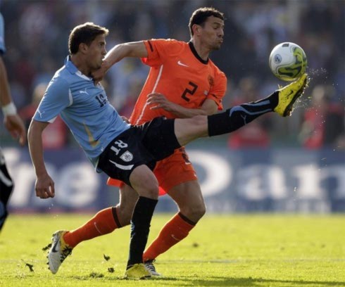Uruguay (áo xanh) và Hà Lan đều có thể hài lòng vì những gì hai đội thể hiện.