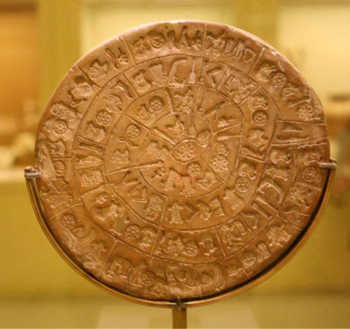 Một chiếc đĩa tròn được làm từ đất sét có niên đại cách đây hơn 2000 năm