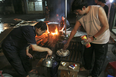Thời gian canh nồi bánh cũng là khoảng thời gian chia sẻ về cuộc sống của các gia đình.