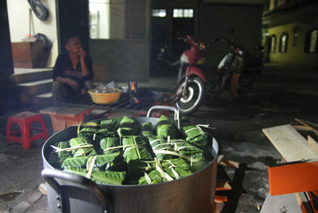 Trầm tư bên bàn trà chờ luộc bánh.