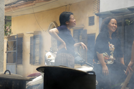 Các bà chuyện rôm rả chờ vớt bánh