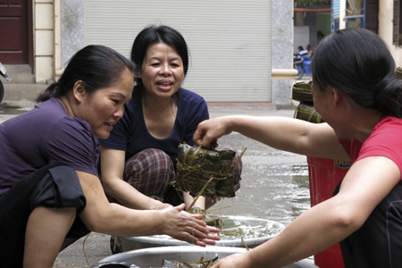 Bánh chưng xanh thắm đượm tình làng nghĩa xóm giữa thủ đô Hà Nội nhiều xô bồ.