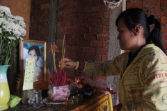 Chị Nguyễn Thị Kiều Trinh bên di ảnh mẹ.
