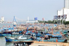 Tàu cá của ngư dân Đà Nẵng và một số tỉnh miền Trung neo đậu bờ Đông sông Hàn để tránh thời tiết xấu trên biển