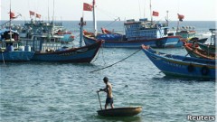 Ngư dân Việt Nam ở đảo Ly Sơn khai thác trên biển Đông