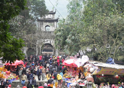 Lễ hội chùa Hương: Vừa bị ’chặt chém’, vừa bị chửi