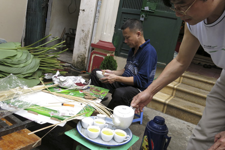 Ngay cạnh bếp đun củi là một bàn trà để sẵn dành cho các ông chồng ngồi trò chuyện.