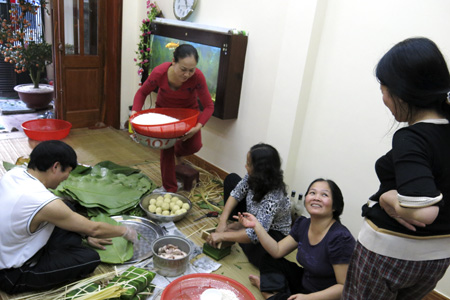 Khâu chuẩn bị gạo thịt, lá dong, đỗ xanh… rồi gói bánh đều được làm tại nhà ông bà Míc.