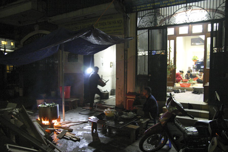 Khói nghi ngút cùng mùi thơm của nồi bánh chưng lan tỏa trong không gian của khu nhà.