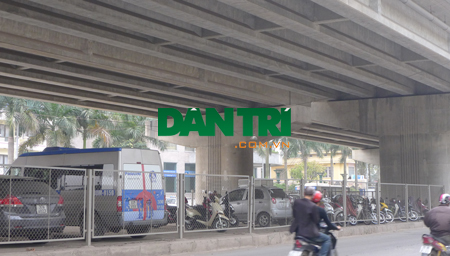 Toàn bộ diện tích gầm đường cao tốc trên cao đoạn Linh Đàm - Nguyễn Xiển