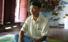 Cụ từ Nguyễn Văn Vẹn đang kể về câu chuyện cá voi cứu người.