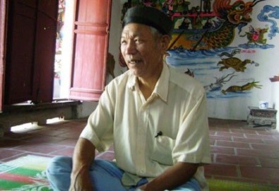 Cụ từ Nguyễn Văn Vẹn đang kể về câu chuyện cá voi cứu người.