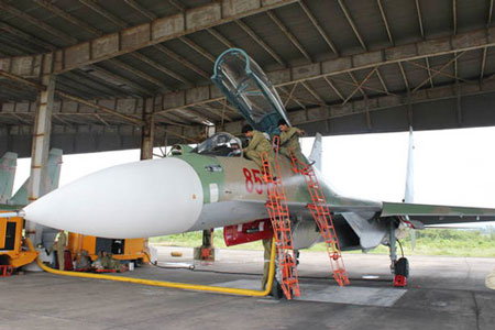 Phi công Su-30MK2 trên buồng lái chuẩn bị cho một bài huấn luyện