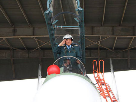 Phi công Su-30MK2 trên buồng lái chuẩn bị cho một bài huấn luyện