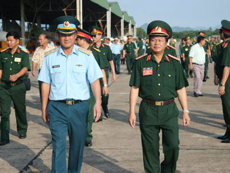 Các sĩ quan cao cấp của lực lượng không quân bên cạnh máy bay Su-30MK2