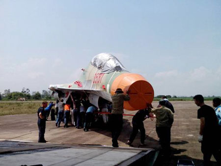 Một chiếc máy bay Su-30MK2 được vận chuyển bằng máy bay vận tải từ Nga tới thẳng sân bay Thọ Xuân