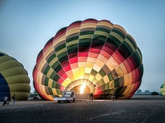 Một khinh khí cầu được bơm nóng để xuất phát tại Luxor, Ai Cập ngày 26/2, ngay trước vụ tai nạn. Ảnh: AP