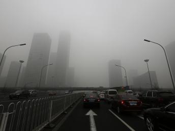 Khói mù tràn phủ xa lộ Bắc Kinh : tầm nhìn của người lái xe bị giới hạn trong 50 thước (REUTERS /Jason Lee)